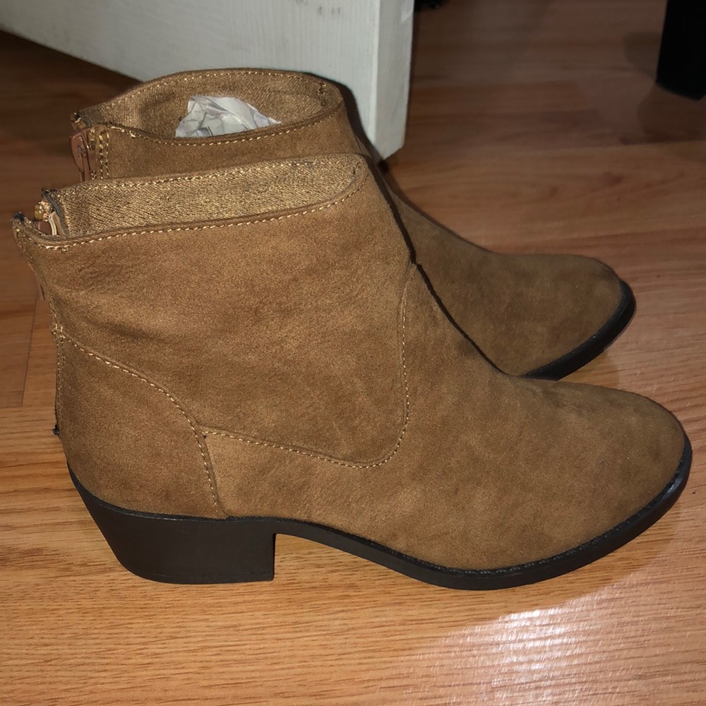 Tan suedette booties. Size EU 35/UK 2